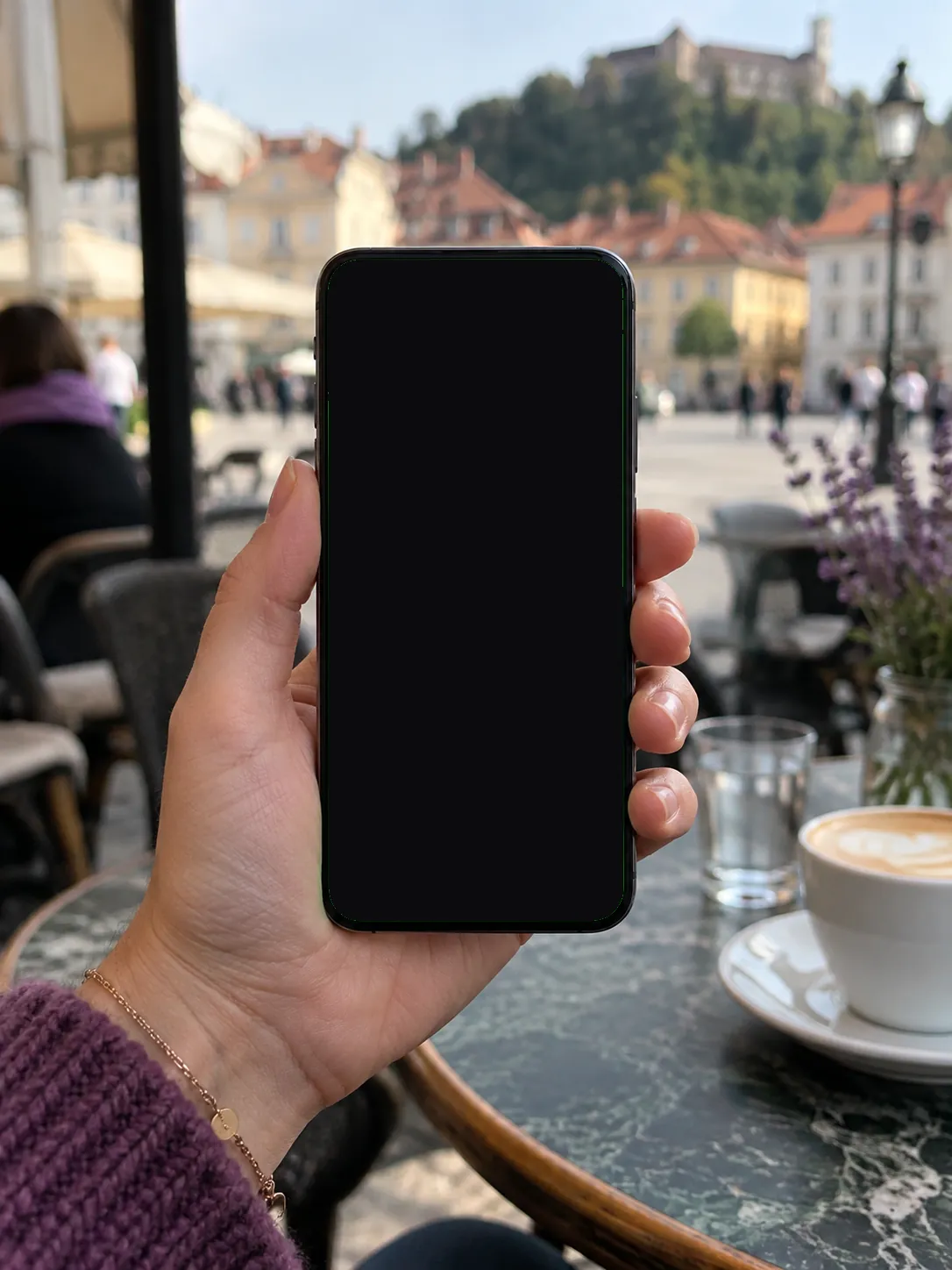 Telefon z davčno potrjenim računom v aplikaciji Apollo